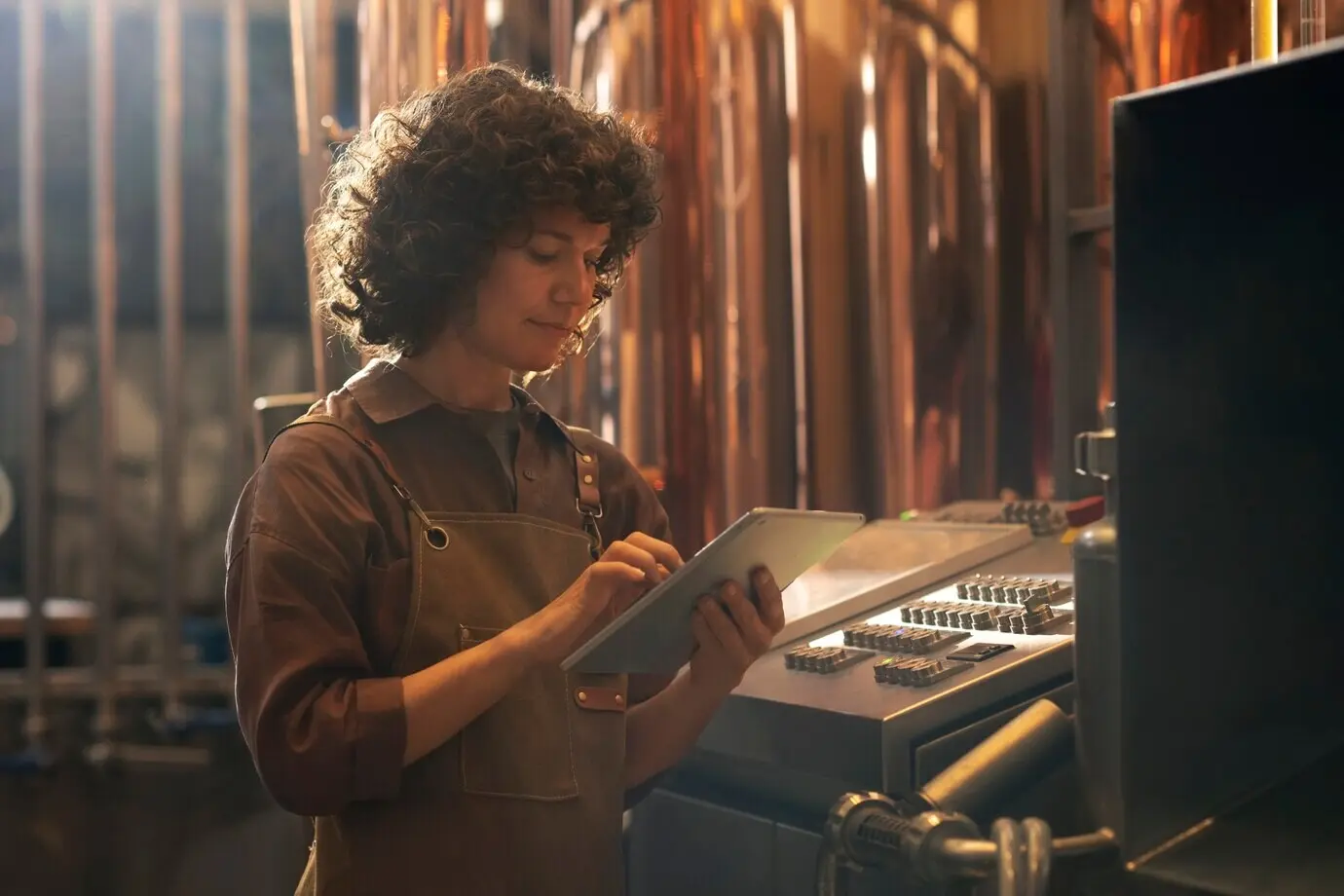 Halbnahe Aufnahme einer Frau, die in einer Bierfabrik arbeitet.
