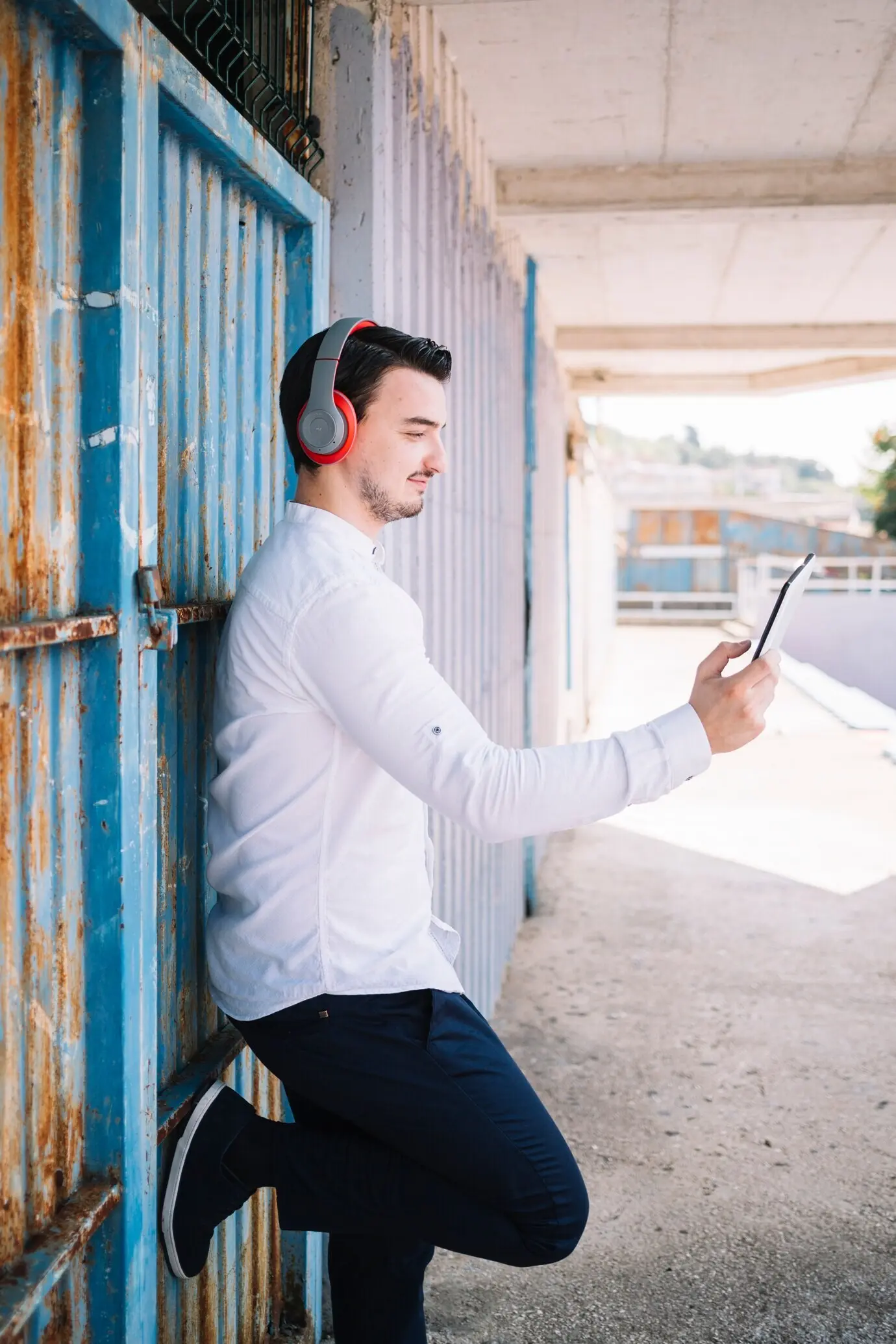 Ein Mann, der ein Selfie macht.